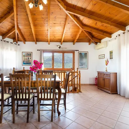 Villa 4-bedroom House