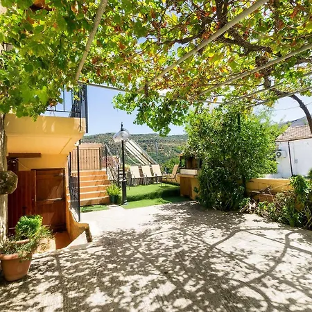 Villa 4-bedroom House